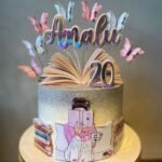 Moça Lendo Livro Aberto - Topo de Bolo