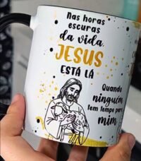 Jesus tá lá 03 versões – Unisex, Feminina, Masculina (Dourada, Rosa, Azul) – Arte Avulsa Caneca