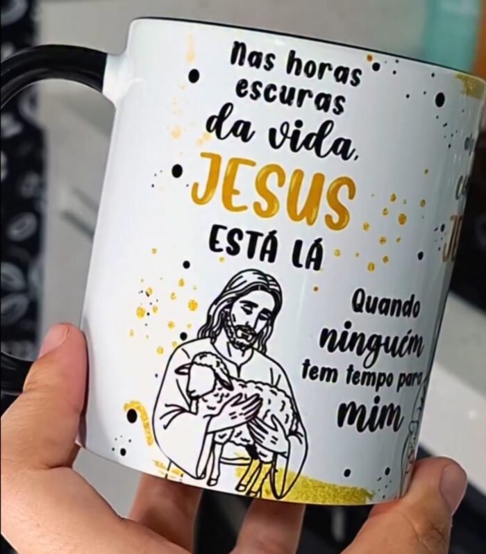 Jesus tá lá 03 versões – Unisex, Feminina, Masculina (Dourada, Rosa, Azul) – Arte Avulsa Caneca - Imagem 1