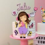 Topo de Bolo Menina Com Livro